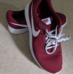NIKE Roshe Maroon